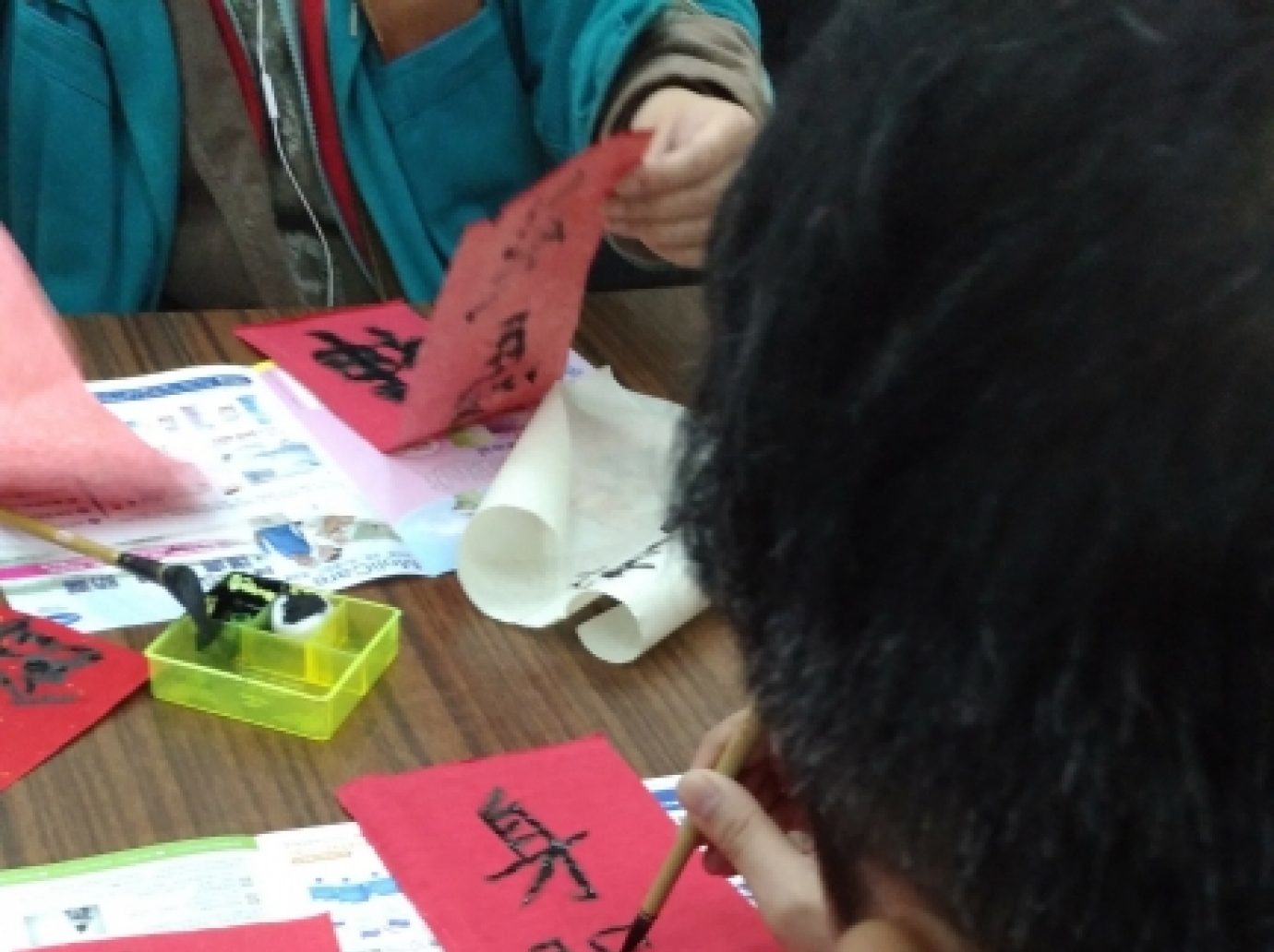 分發捐贈的防疫物資